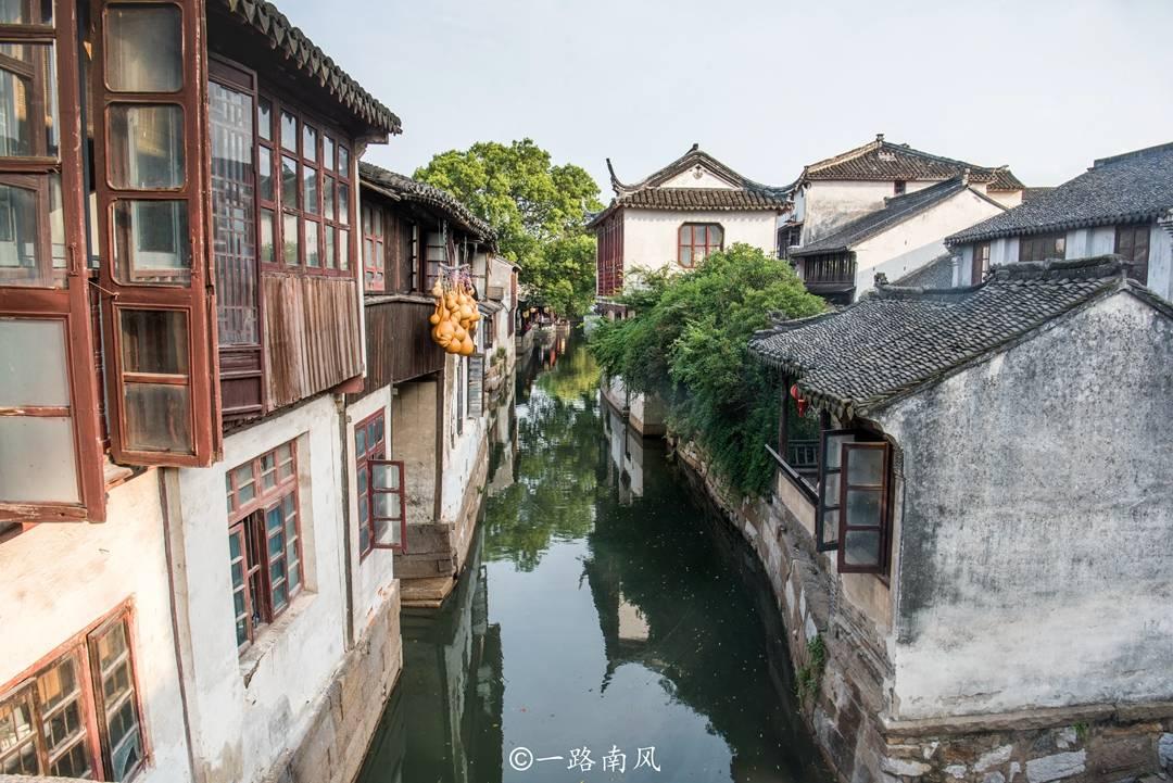 救援受困木屋的牛仔